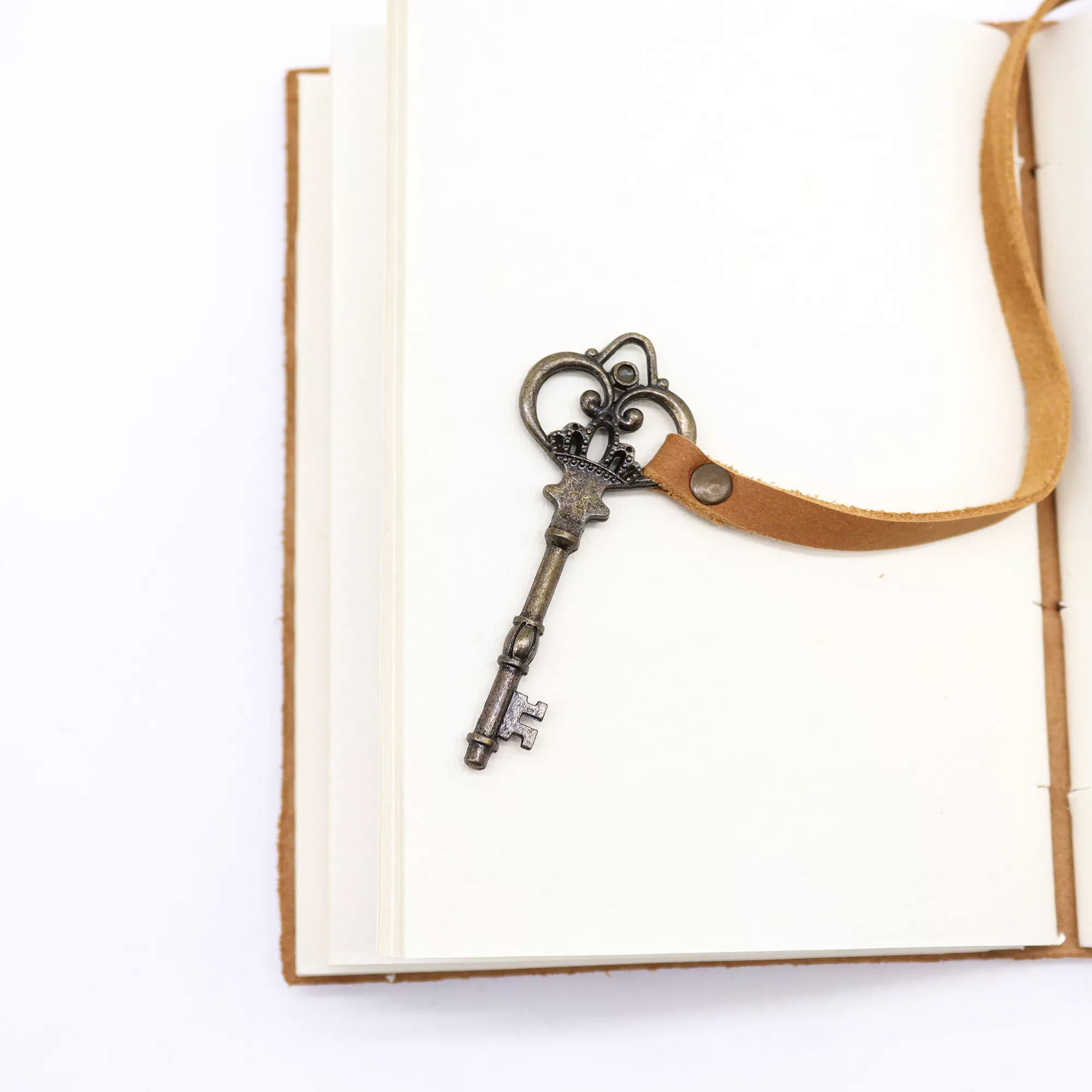 Oiled Tan Leather & Key - 200 pages - 13x18cm - Image 4