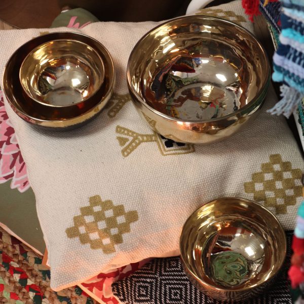 Medium Shining Bell-Metal Handmade Singing Bowl (approx 750g) - 15cm - Image 2