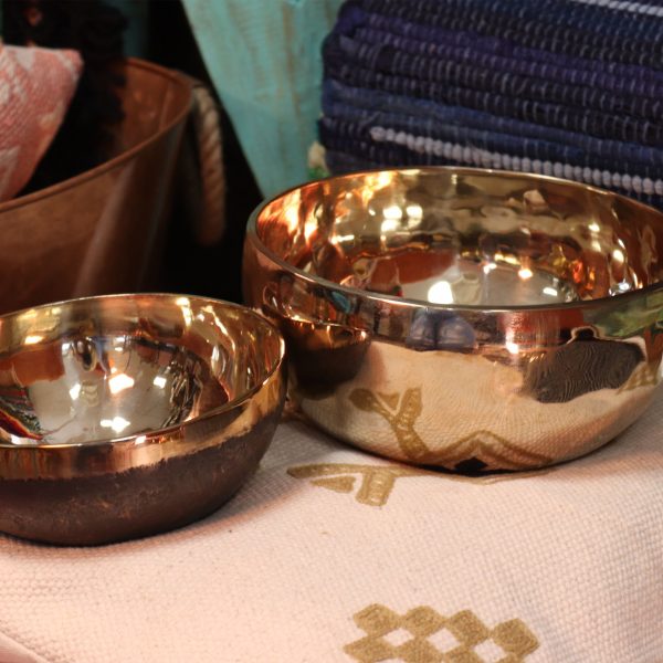 Medium Shining Bell-Metal Handmade Singing Bowl (approx 750g) - 15cm - Image 4