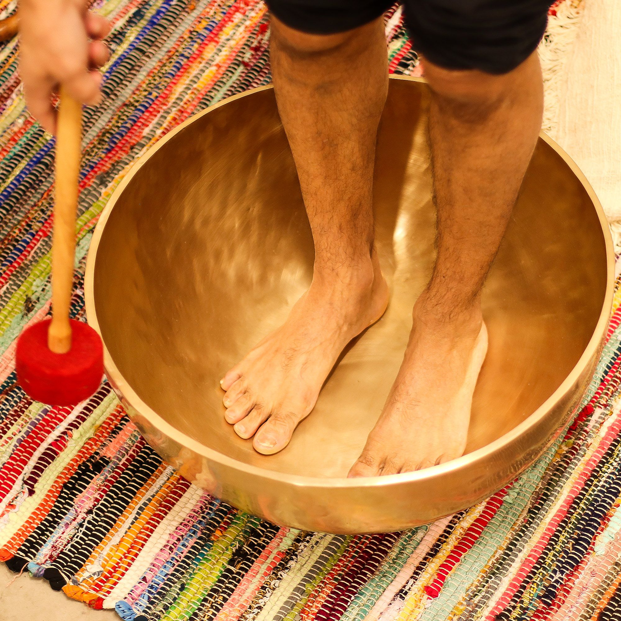 Plain - Huge Vibrational Feet Standing Bowl - 50x20cm - 10.7kg - Image 6