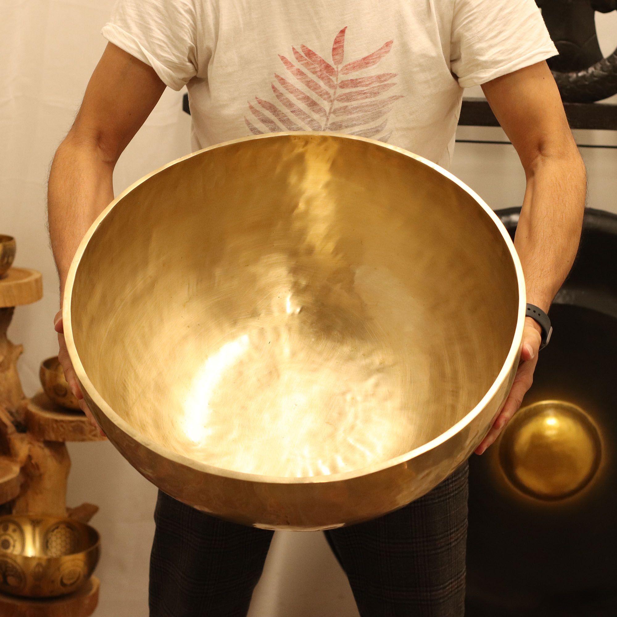 Plain - Huge Vibrational Feet Standing Bowl - 50x20cm - 10.7kg - Image 7