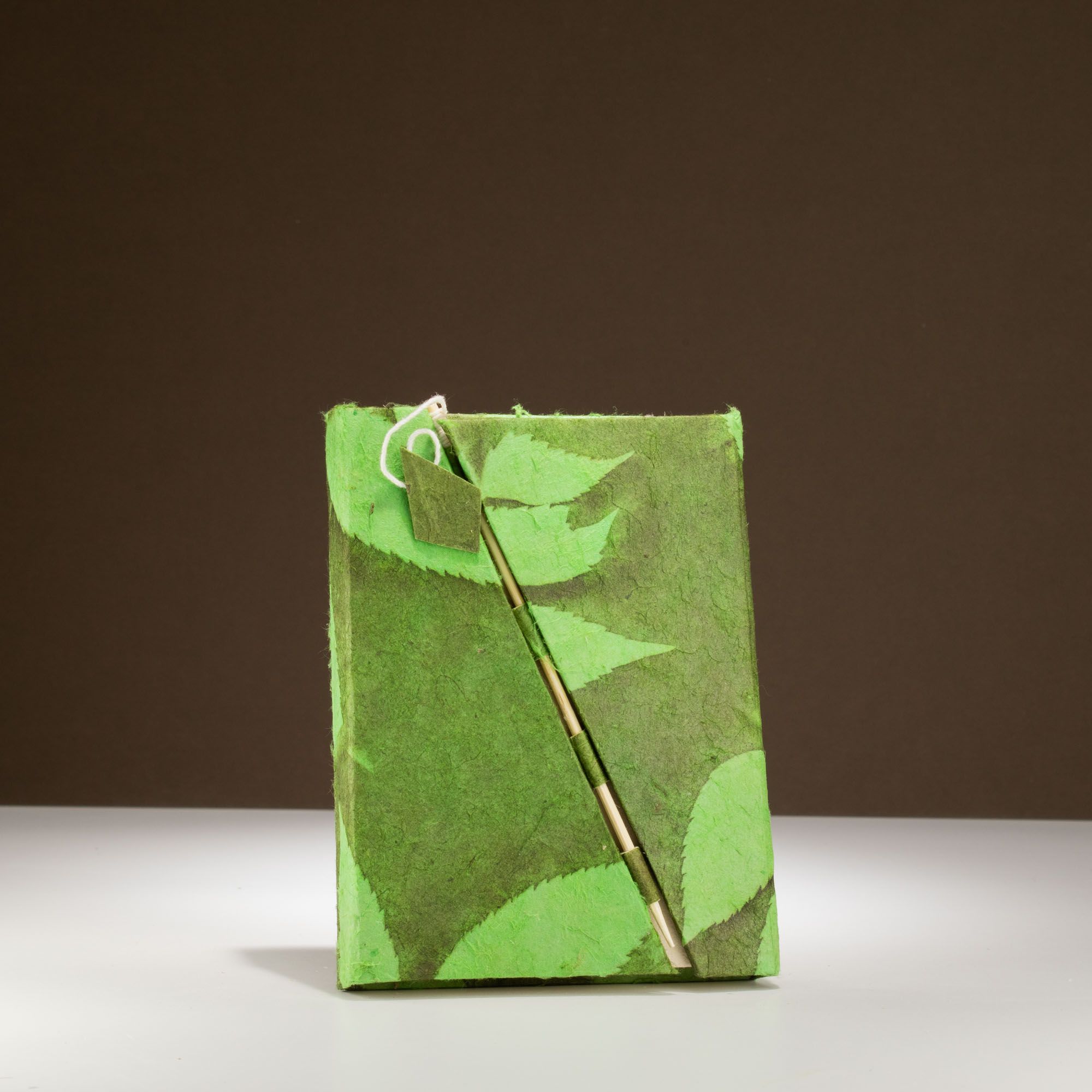 Lokta Bold Floral Bamboo Lock Notebook – Medium (15x12cm) – 45 Leaves – Moss Green 3 Lokta Bold Floral Bamboo Lock Notebook – Medium (15x12cm) – 45 Leaves – Moss Green - Image 3