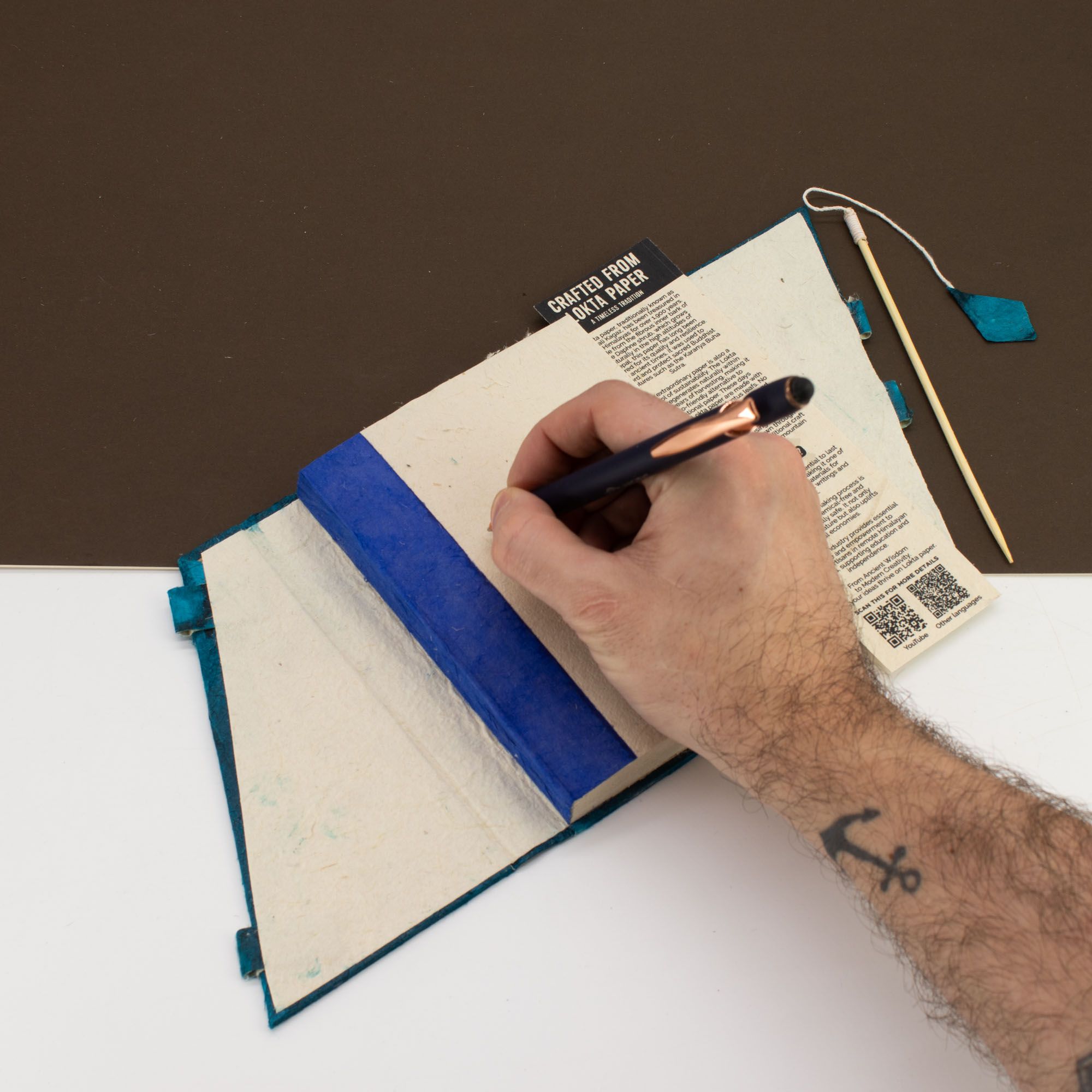 Lokta Bold Floral Bamboo Lock Notebook – Medium (15x12cm) – 45 Leaves – Midnight Blue 2 Lokta Bold Floral Bamboo Lock Notebook – Medium (15x12cm) – 45 Leaves – Midnight Blue - Image 2