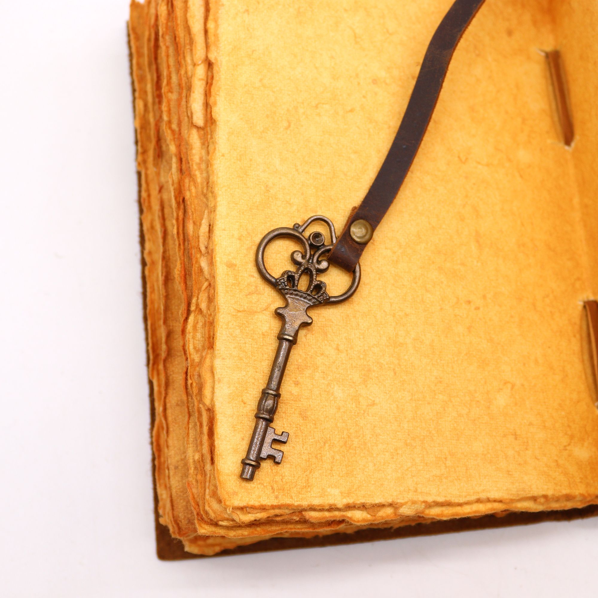 Oiled Leather & Key - 200 pages decle-edged - 13x18cm - Image 4